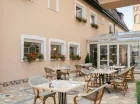 Na tarasie są stoliki hotelowej restauracji