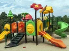 Atrakcją dla dzieci jest kolorowy plac zabaw