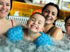 Cała rodzina lubi relaks w jacuzzi