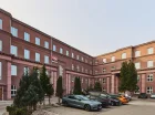 Na tyłach hotelu przygotowano parking dla gości