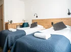 W każdym pokoju znajduje się czajnik, lodówka, smart TV, wifi, ręczniki