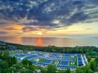To duży rodzinny resort z mnóstwem atrakcji dla najmłodszych gości
