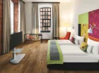 Apartament 2+2 suite ma odrębną sypialnię z wielkim podwójnym łóżkiem