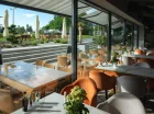 Latem restauracja jest otwarta na zewnętrzny taras