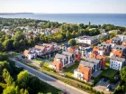 Pokoje i apartamenty mieszczą się w kameralnych budynkach