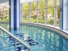Przez duże okna z basenu można obserwować otoczenie