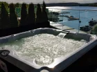 Na dachu obiektu znajduje się całoroczne jacuzzi z widokiem na jezioro