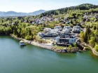 Resort jest zjawiskowo położony wprost nad Jeziorem Żywieckim