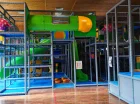 Całoroczna sala zabaw z małpim gajem jest położona przy Hotelu Gorzelanny