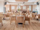 Na terenie obiektu znajduje się restauracja oraz kawiarnia