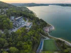 Hotel Zelená Lagúna **** jest położony wprost nad brzegiem jeziora zaporowego