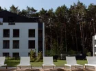 Apartamenty są położone zaledwie 400 m od plaży i otoczone lasem