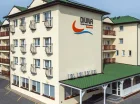 Przy ośrodku znajduje się parking oraz deptak spacerowy