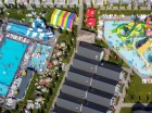 Wizytówką resortu jest zewnętrzny aquapark podzielony na dwie części