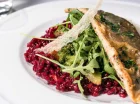 Specjalnością restauracji są potrawy z pobliskiej hodowli karpia w Zatorze