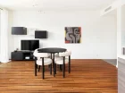 Apartament 4+2 z 2 sypialniami ma duży salon z wielkimi oknami