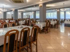 W obiekcie znajduje się przestronna sala jadalniana