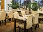 Goście mogą korzystać z restauracji bufetowej oraz a la carte