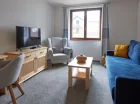Apartament ma osobną sypialnię i salon z rozkładaną sofą