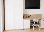 W każdym apartamencie jest szafa i biureczko