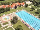 Apartamenty mieszczą się w domach w sąsiedztwie basenu