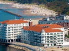 Po obu stronach obiektu rozciągają się piaszczyste plaże