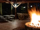 Na terenie hotelu mieści się wiata grillowa i zadaszone miejsce na ognisko