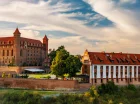 Po prawej stronie Pałac Marysieńki, wybudowany przez Jana III Sobieskiego