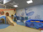 Sala zabaw dla dzieci ze statkiem, zjeżdżalnią i basenem z kulkami