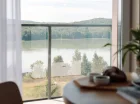 Z niektórych apartamentów możesz oglądać jezioro