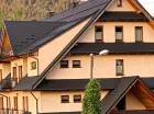 Pokoje mieszczą się w kilkupiętrowym budynku