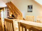 Apartament 4-os. deluxe na dole ma salon z kilkuosobowym stołem