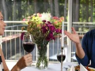 Z restauracji można podziwiać nadrzeczny las