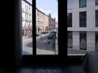 Ze studia deluxe rozciąga się panoramiczny widok na ulicę