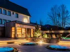 Obok basenu są 3 wanny jacuzzi