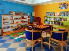 Jest także biblioteczka i kącik z planszówkami