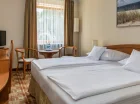 Każdy pokój jest wyposażony m.in. w TV, WiFi, czajnik