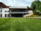 Hotel otoczony jest spokojnym terenem zielonym - idealnym na relaks