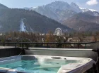 Na dachu ustawiono zewnętrzne jacuzzi z widokiem na Giewont