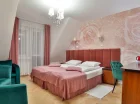 Przygotowano komfortowe i przestronne pokoje w eleganckim stylu