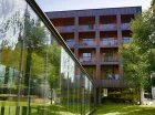 Obiekt otoczony jest zielenią