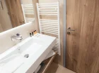 W łazience jest prysznic, suszarka, komplet kosmetyków