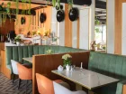 Stylowe wnętrza są utrzymane w zieleniach i pomarańczach