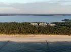 Resort mieści się pomiędzy brzegiem Bałtyku i Zatoką Wrzosowską