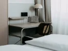 W apartamentach z osobną sypialnią jest biurko do pracy