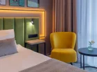 W pokoju znajduje się designerski fotel