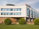 Hotel znajduje się w aglomeracji warszawskiej, niedaleko lotniska Chopina