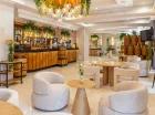 Znajduje się tu wyśmienita restauracja, lobby bar, pizzeria i chata grillowa