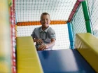 Jest w niej sporo różnorodnych zabawek oraz małpi gaj