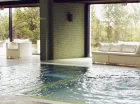 W basenie jest także jacuzzi, płytki brodzik dla dzieci